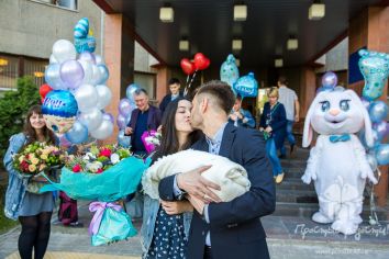 Семья - это самое важное, что случается с нами в жизни. А какое же счастье испытывает каждый из членов, когда семья становится больше. И, конечно, всем родственникам, особенно родителям, хочется, чтобы первая встреча прошла успешно... Идеи для праздника на выписку из роддома