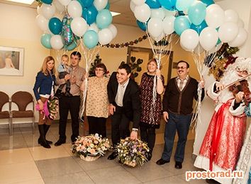 Что подарить на выписку из роддома, Что подарить подруге на выписку, Что дарить на выписку из роддома врачам, Подарок маме на рождение ребенка, Как отблагодарить врача