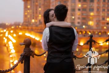 В тот день, когда мир вокруг казался обычным, одно офисное пространство вдруг наполнилось волшебством. Одна девушка, погруженная в работу, даже не подозревала, что ее ждет сюрприз, который она запомнит... организация свидания для предложения руки и сердца
