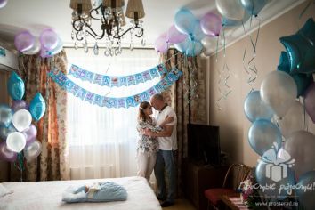 Рождение ребёнка – это настоящее чудо. Позади долгие месяцы ожидания. Впереди надежды на будущее и безграничное счастье. И тот момент, когда молодая мама с новорожденным малышом покидает стены медицинского учреждения, – это значимое событие между ... Как подготовить квартиру к встрече жены из роддома, Встреча жены из роддома