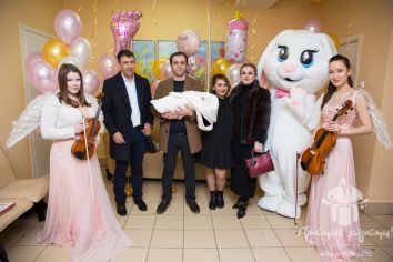 Что можно подарить супруге к выписке из роддома, Что можно подарить супруге к встрече из роддома