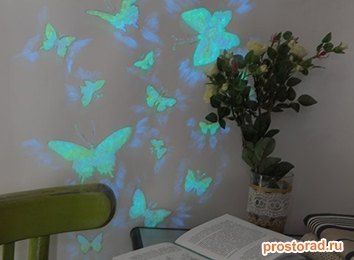 Светящиеся бабочки на стене